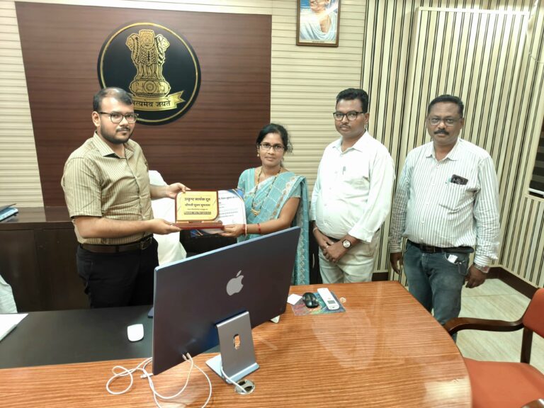 (सुकमा)उत्कृष्ट कार्य करने वाले कर्मचारियों को कलेक्टर ने किया सम्मानित