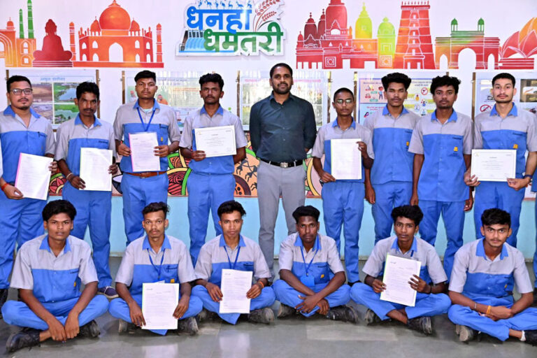 (धमतरी) कौशल विकास से युवाओं को मिला रोजगार, कलेक्टर ने दी शुभकामनाएं