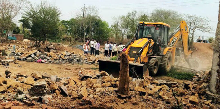(धमतरी) ग्राम बिंद्रा नवगांव में 1.5 एकड़ शासकीय भूमि से अतिक्रमण हटाया गया