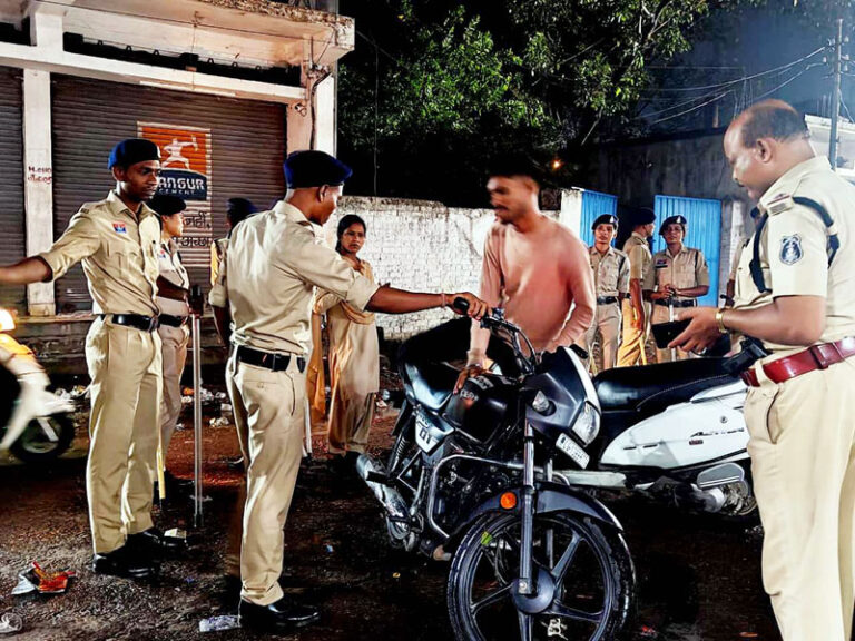(रायगढ़) रायगढ़ में बढ़ी विजुअल पुलिसिंग, सीएसपी के नेतृत्व में बाजारों और संवेदनशील इलाकों में सघन फुट पेट्रोलिंग