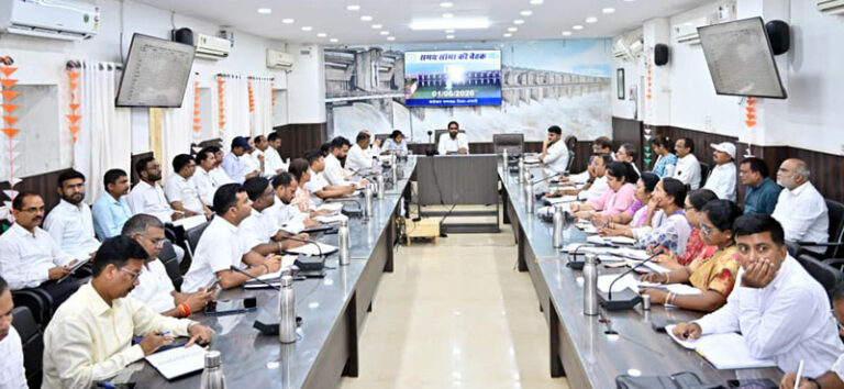 (धमतरी) शासन की प्राथमिकता वाली योजनाओं में तेजी लाएं, शिकायतों का करें समयबद्ध निराकरण – कलेक्टर
