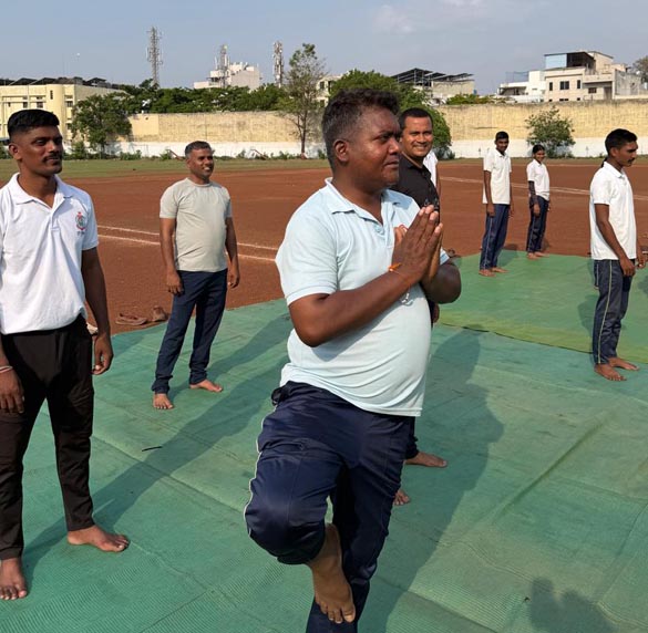 (दुर्ग) अंतर्राष्ट्रीय योग दिवस पर पुलिस लाइन दुर्ग में विशाल योग शिविर, अधिकारियों-कर्मचारियों ने किया सामूहिक योगाभ्यास