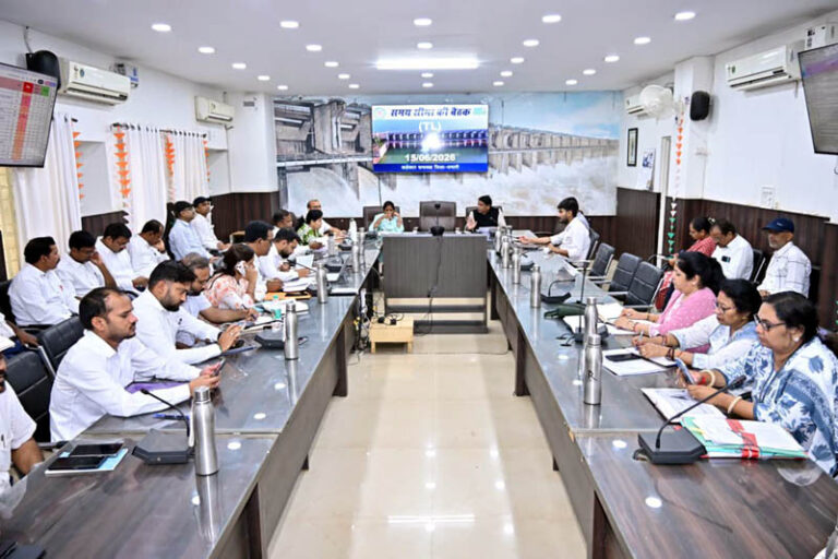 (धमतरी) सीएम हेल्पलाइन प्रकरणों का गुणवत्तापूर्ण निराकरण सुनिश्चित करें – कलेक्टर मिश्रा