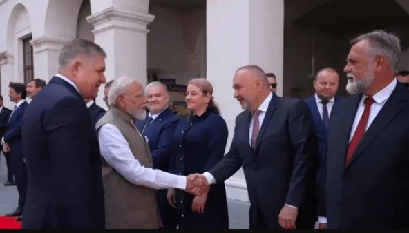 स्लोवाकिया की राजधानी ब्रातिस्लावा में पीएम मोदी का भव्य स्वागत