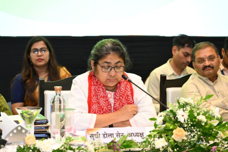 (रायपुर) भारत-अमेरिका व्यापार संबंधों के मूल्यांकन पर राज्य शासन के वरिष्ठ अधिकारियों से संसदीय समिति की चर्चा