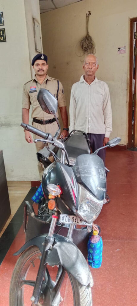 (रायपुर) नगर निगम कार्यालय के बाहर से बाइक चोरी करने वाला आरोपी गिरफ्तार, 40 हजार की मोटरसाइकिल बरामद