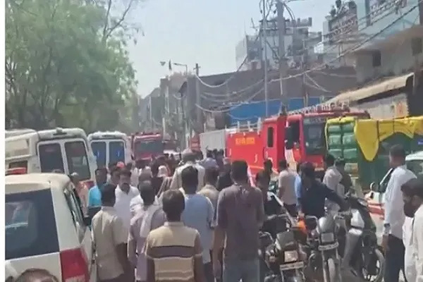 दिल्ली के मुकुंदपुर में सिलेंडर फटने से मकान गिरा, 6 लोग मलबे से निकाले गए; सर्च-रेस्क्यू जारी