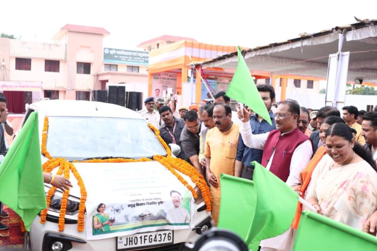 (जशपुरनगर)ड्रोन पायलट प्रशिक्षण हेतु महिला कृषकों का दल जशपुर से रायपुर रवाना मुख्यमंत्री विष्णु देव साय ने दिखाई हरी झंडी