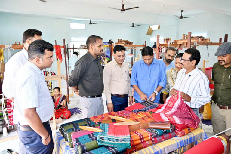 (धमतरी) कलेक्टर ने किया अभिनव बुनकर सहकारी समिति का निरीक्षण