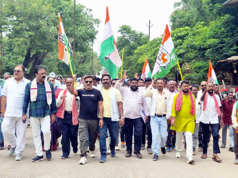 (जगदलपुर) प्रदेश में कालाबाजारी चरम पर,खाद बीज,डीजल संकट से किसान त्रस्त, सरकार वाहवाही लूटने में व्यस्त – सुशील मौर्य