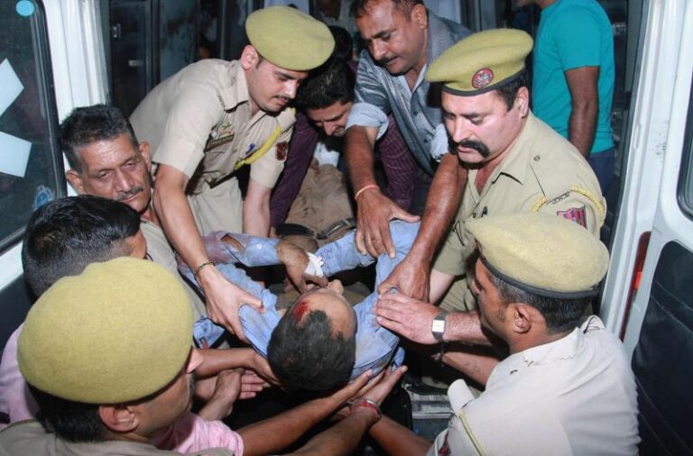 जम्मू-कश्मीर: पहाड़ी रास्ते पर फिसली CISF बस, 9 जवान हुए घायल