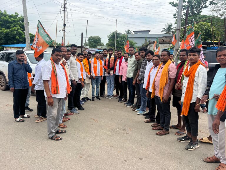 (दंतेवाड़ा) बारसूर पहुंचते ही राहुल टिकरिहा का भव्य स्वागत, एक पेड़ माँ के नाम अभियान में किया पौधरोपण