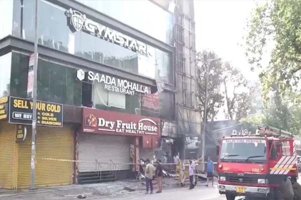 दिल्ली के कालकाजी में भीषण अग्निकांड, रेस्टोरेंट में 3 सिलेंडरों में जोरदार ब्लास्ट; बगल की इमारत से निकाले गए लोग
