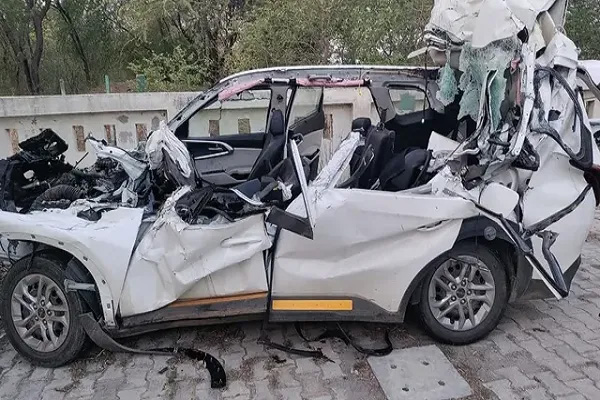 आगरा-लखनऊ एक्सप्रेसवे पर भयानक हादसा, कंटेनर से टकराई कार, तीन की मौत, गाड़ी काटकर निकाले शव