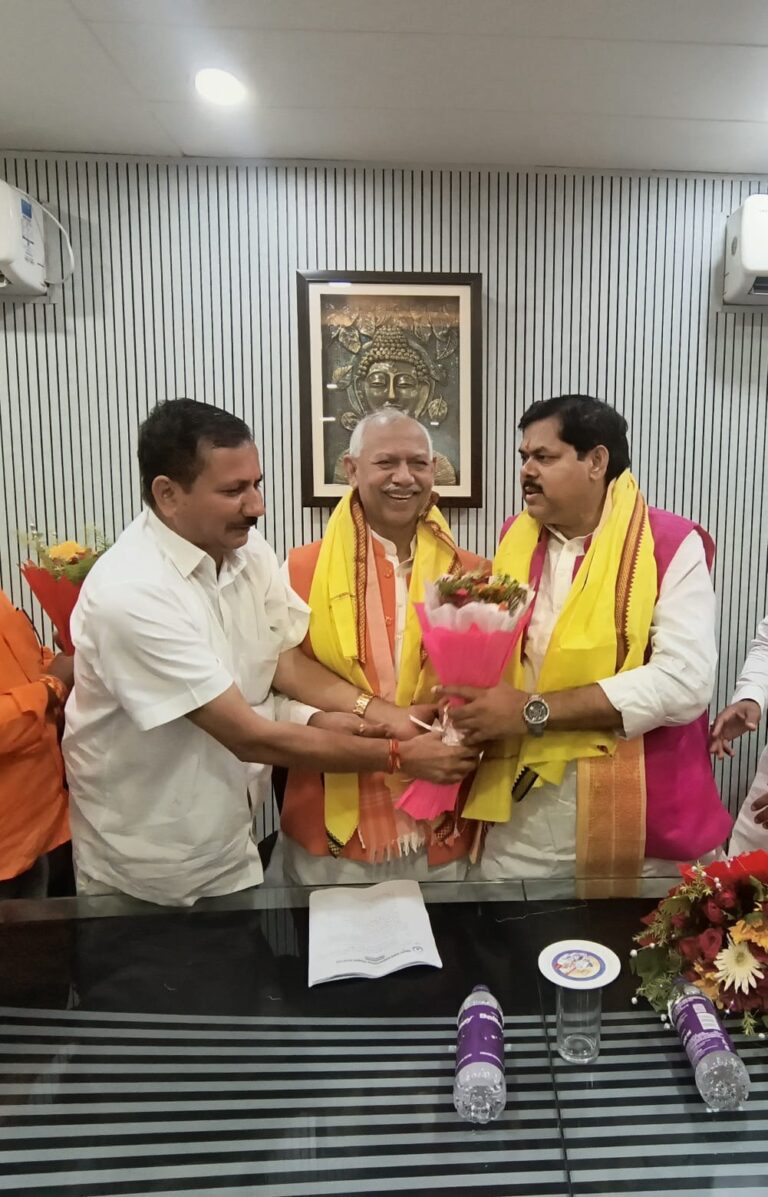 शिक्षा मंत्री मिथलेश तिवारी का छपरा आगमन, भाजपा नेता राकेश सिंह ने किया सम्मान