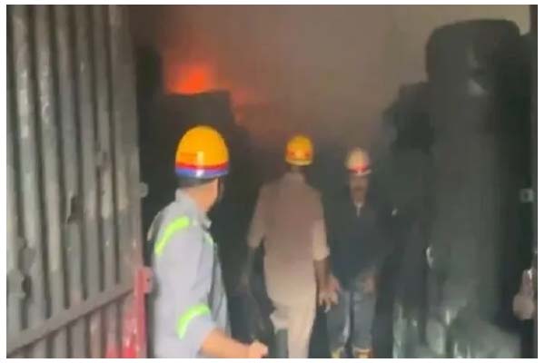 गाजियाबाद: साहिबाबाद की टायर रबर फैक्ट्री में भीषण आग, दमकल विभाग ने पाया काबू