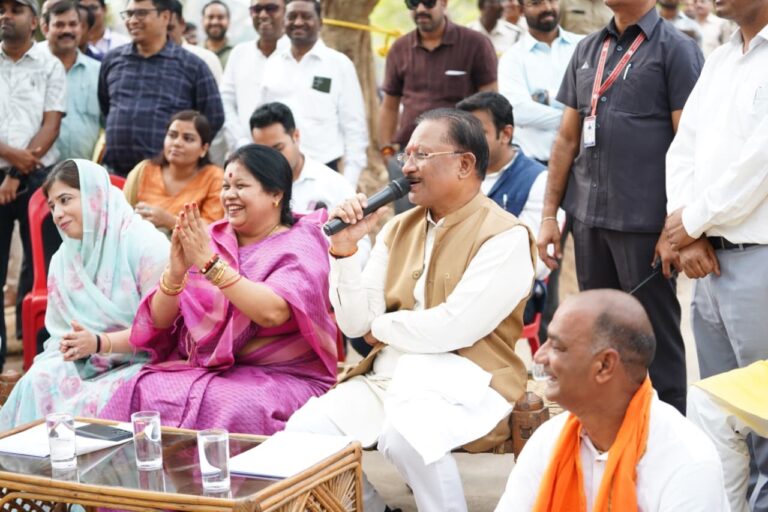(रायपुर)बरगद की छांव में सजी मुख्यमंत्री की चौपाल : सक्ती जिले के ग्राम ठठारी में ग्रामीणों से किया सीधा संवाद