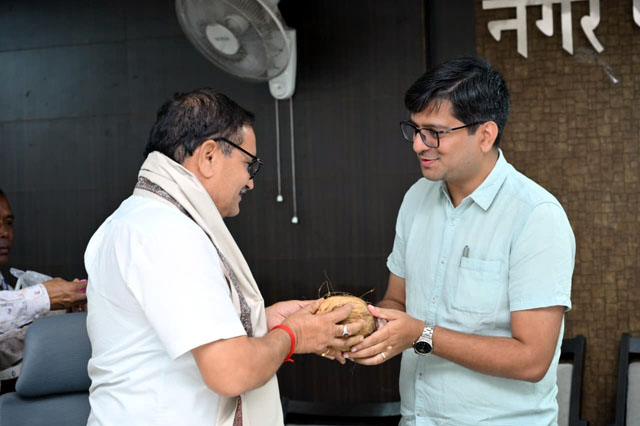 (रायपुर) निगम उपायुक्त रमेश जायसवाल एवं कर्मचारी अजय राठौर को सेवानिवृत्ति पर आयुक्त संबित मिश्रा ने किया सम्मानित