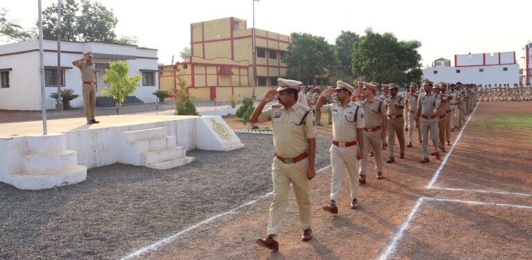 अनुशासन की कसौटी पर कबीरधाम पुलिस, उत्कृष्ट जवानों का हुआ सम्मान