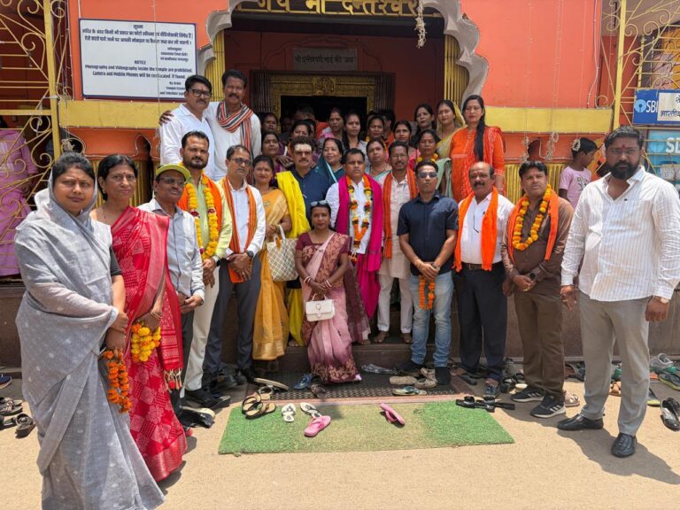 पीएम के तौर पर 12 साल का कार्यकाल पूरा होने पर भाजपा कार्यकर्ताओं ने मां दंतेश्वरी की विशेष पूजा अर्चना की