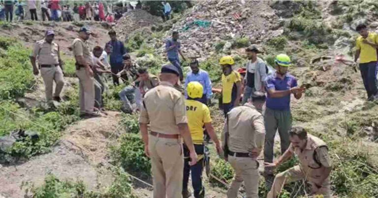 मसूरी में भीषण सड़क हादसा: गहरी खाई में गिरी तेज रफ्तार कार, चार लोगों की थम गई सांसें*
