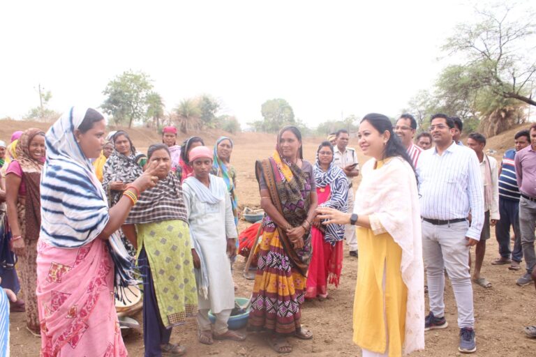 कलेक्टर ने मनरेगा श्रमिकों से ली पंचायत कार्यों और योंजनाओं के लाभ की फीडबैक