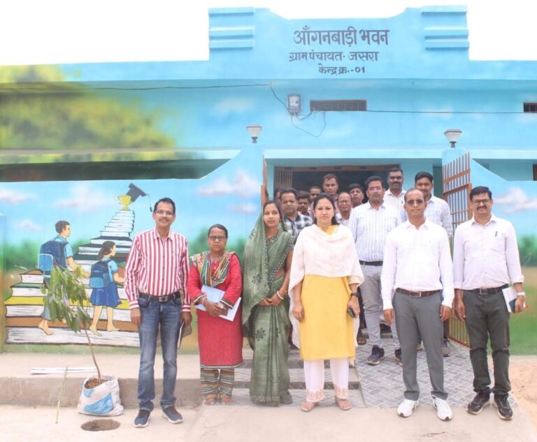 कलेक्टर ने गावों में महिला एवं बाल विकास विभाग के कार्यों की स्थिति का लिया जायजा