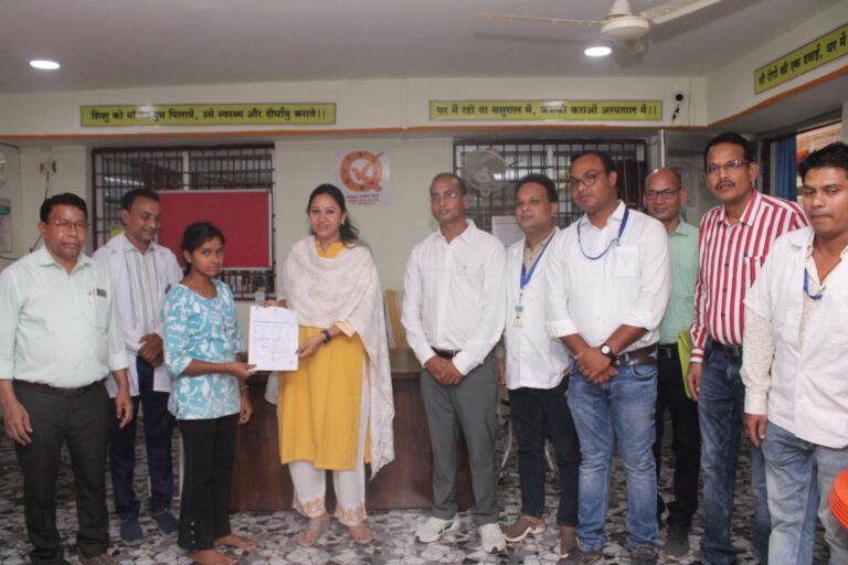 कलेक्टर पद्मिनी भोई साहू ने महतारी सदन और स्वास्थ्य केंद्र गोड़म का निरीक्षण किया