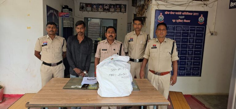 बस स्टैंड पर बस का इंतजार कर रहा था तस्कर, बस्तर पुलिस ने 15 किलो गांजे के साथ गिरफ्तार!