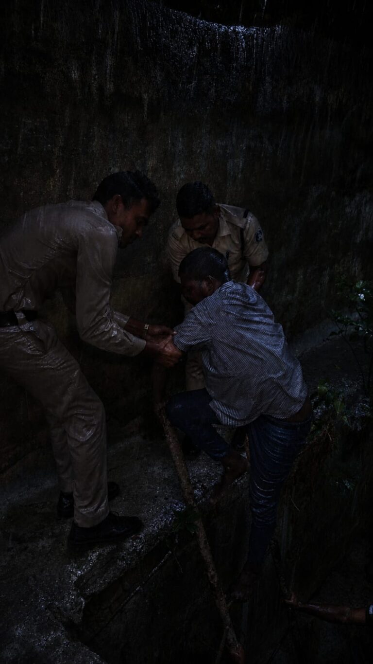 तेज बारिश के बीच गंज पुलिस बनी सहारा, नाले में गिरे अर्धविक्षिप्त व्यक्ति को सुरक्षित निकाला