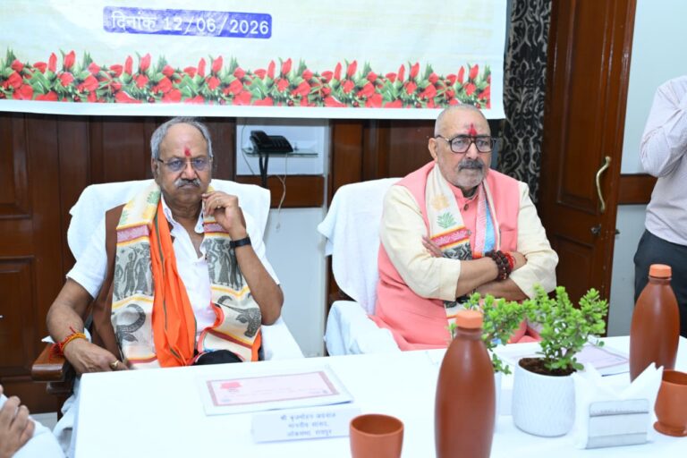 रेशम, खादी और हथकरघा क्षेत्र को नई दिशा: केंद्रीय वस्त्र मंत्री गिरिराज सिंह ने दिए महत्वपूर्ण निर्देश