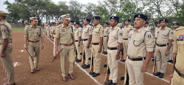 कबीरधाम पुलिस लाइन में गूंजी दमदार कदमताल, एसपी धर्मेंद्र सिंह ने परखी फोर्स की असली ताकत