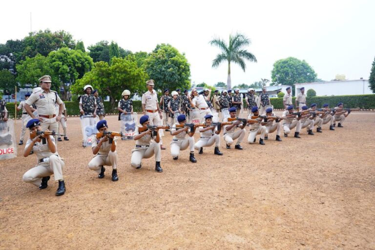 परेड में परखी पुलिस की ताकत, दंगा नियंत्रण ड्रिल से जवानों को हर चुनौती के लिए किया तैयार