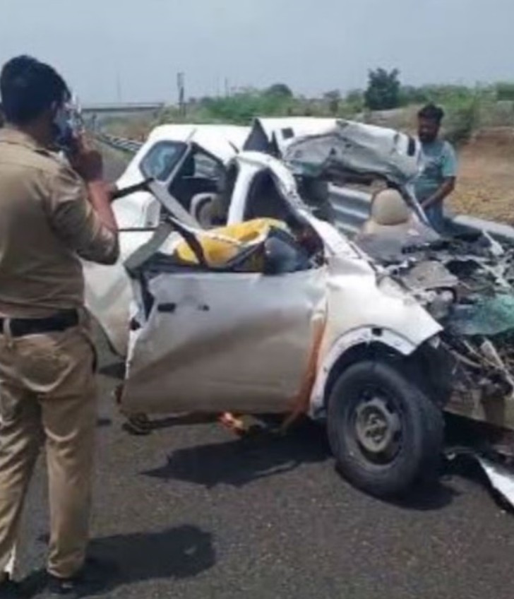 एक्सप्रेस-वे पर फिर मौत का तांडव, ट्रक में जा घुसी कार; चार लोगों की मौके पर मौत