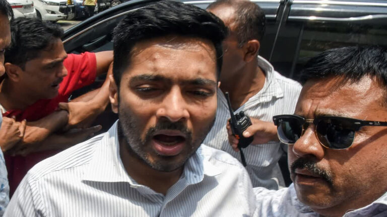 प.बंगाल में भूमि घोटाले केस में अभिषेक के करीबी सहयोगी सुमित रॉय के खिलाफ गिरफ्तारी वारंट जारी