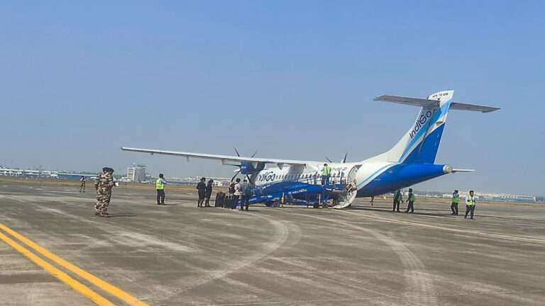 कोलकाता एयरपोर्ट पर इंडिगो के विमान पर बिजली गिरी, यात्रियों को सुरक्षित उतारा गया