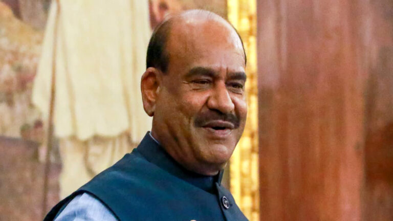 शिवसेना (यूबीटी) में फूट की अटकलें: उद्धव के तीन वफादार सांसदों ने स्पीकर से की मुलाकात