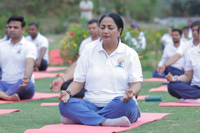 सीएम रेखा गुप्ता ने नीली झील में किया योग, प्रकृति के संग स्वास्थ्य का संदेश