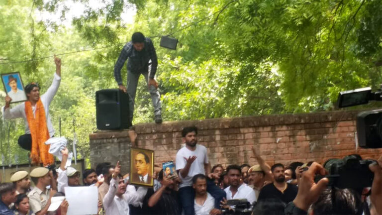जंतर-मंतर पर फिर से प्रदर्शन की तैयारी में कॉकरोच जनता पार्टी, दिल्ली पुलिस से मांगी परमिशन