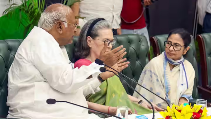 कांग्रेस ने टीएमसी के विलय की खबरों को खारिज किया, कहा- ये केवल निराधार अफवाहें