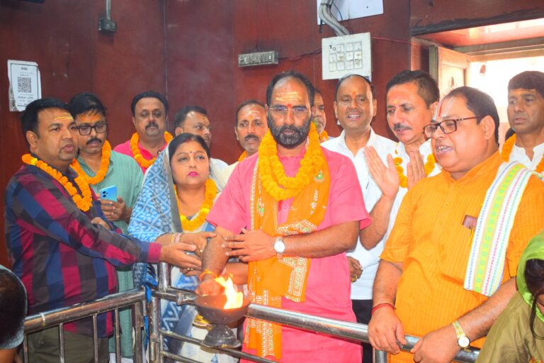 संजय मयूख ने की बाबा हरिहरनाथ की पूजा, भाजपा नेता राकेश कुमार सिंह ने किया सम्मानित