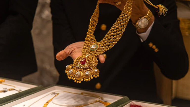 सोना हुआ और भी महंगा, जबकि चांदी की कीमतों में आई गिरावट