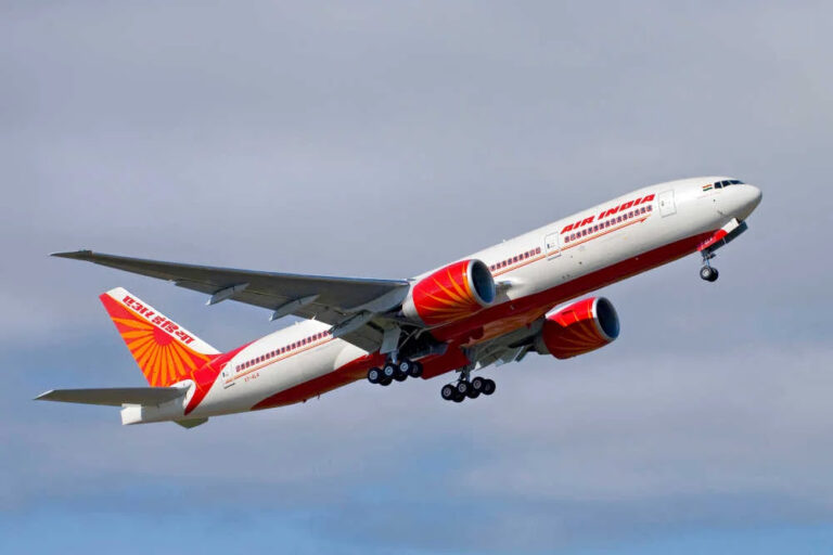 कच्चे तेल की कीमतों में गिरावट: भारतीय विमानन कंपनियां हटा सकती हैं फ्यूल सरचार्ज, हवाई सफर होगा सस्ता
