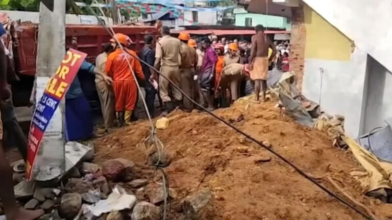 केरल के मिट्टी से भरा बेलगाम ट्रक बस स्टॉप से टकराया, 3 की मौत, कई छात्र घायल