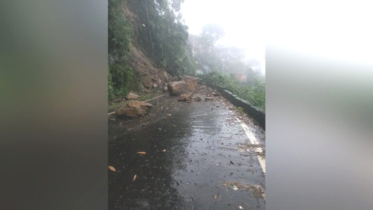 सिलीगुड़ी-दार्जिलिंग जाने वाले रूट पर भारी बारिश से टूटा पुल, पहाड़ खिसकने से हाईवे पर फंसे सैकड़ों पर्यटक