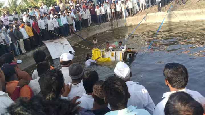 महाराष्ट्र के सोलापुर में श्रद्धालुओं से भरा पिकअप कुएं में गिरा, आठ की मौत