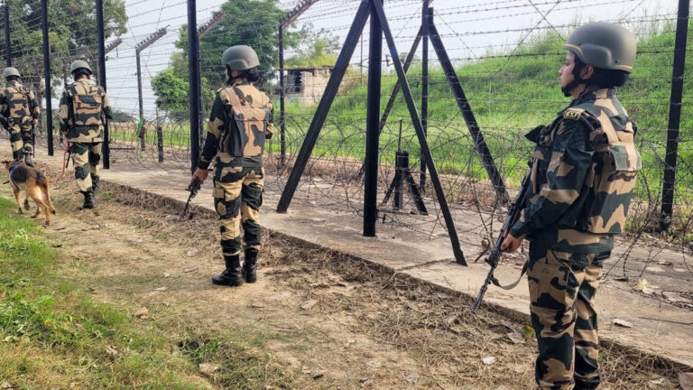 भारत-बांग्लादेश सीमा पर बाड़बंदी से चिंतित मेघालय के एक गांव के निवासियों ने किया विरोध प्रदर्शन