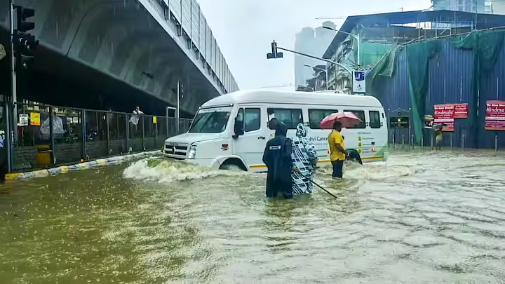 मुंबई में रात भर हुई बारिश से जलभराव, रेड अलर्ट जारी