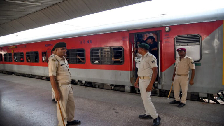 मुंबई लोकल ट्रेन में दरवाजा खुले रखने को लेकर विवाद में युवक की चाकू मारकर हत्या