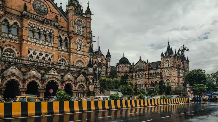 मुंबई में 2 दिन की लगातार बारिश से गर्मी से राहत मिली, लेकिन सड़कों पर आफत